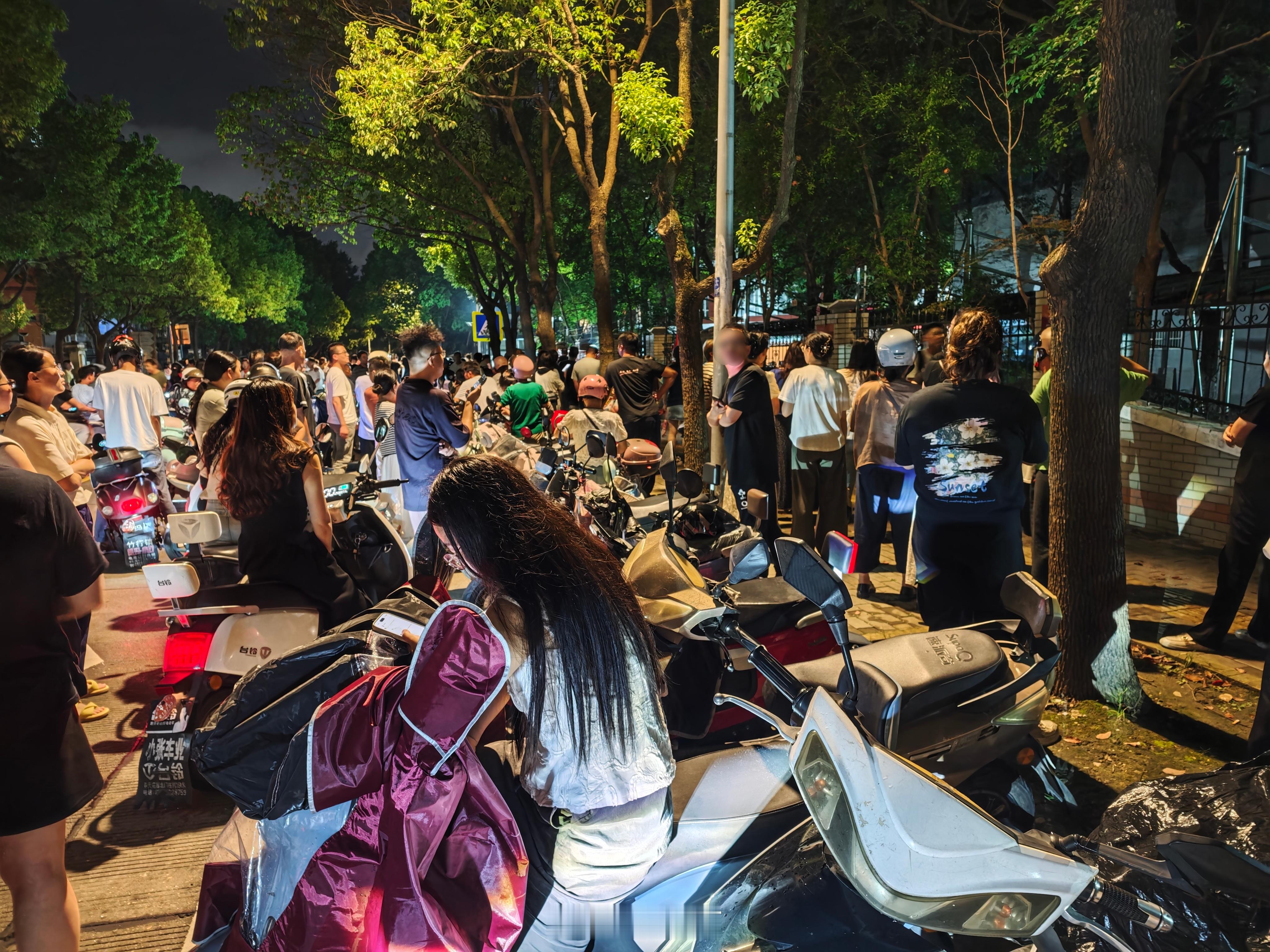 感受一下初中晚上接娃的人流 … 26 个班，一千多人，全堆在这条巷子里 [裂开]