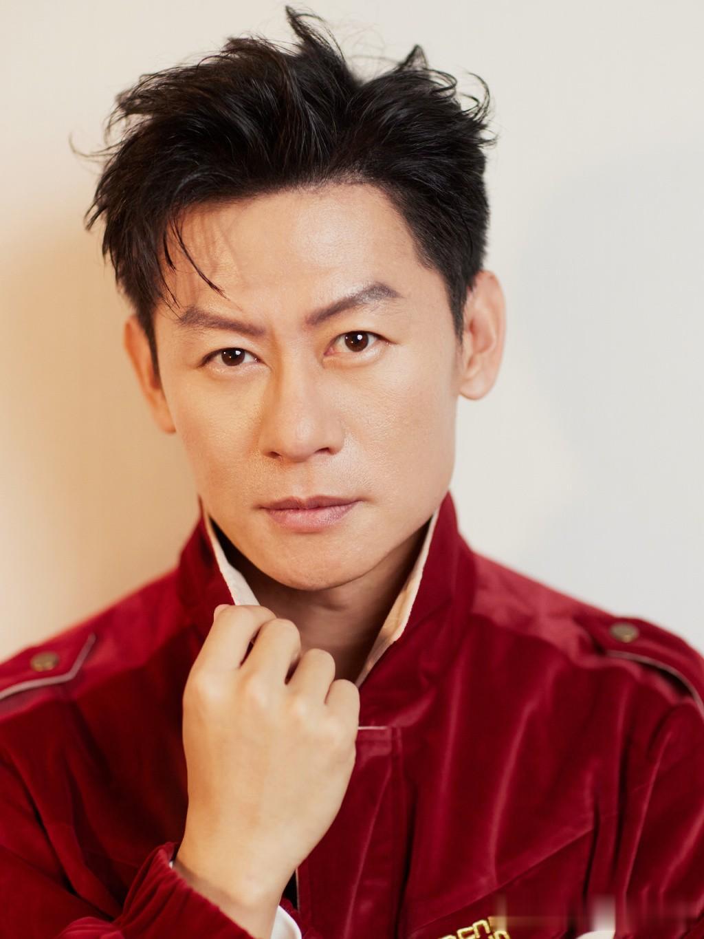 演员李健是不是没听懂粉丝在说什么啊。

粉丝：“特别特别喜欢你老婆！”

李健：