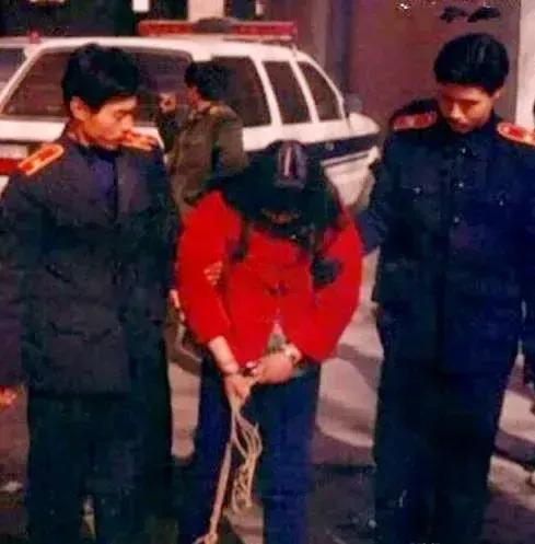 90年代，一名女犯人被验明正身，即将押赴刑场执行死刑，从镜头中我们可以看到，她被