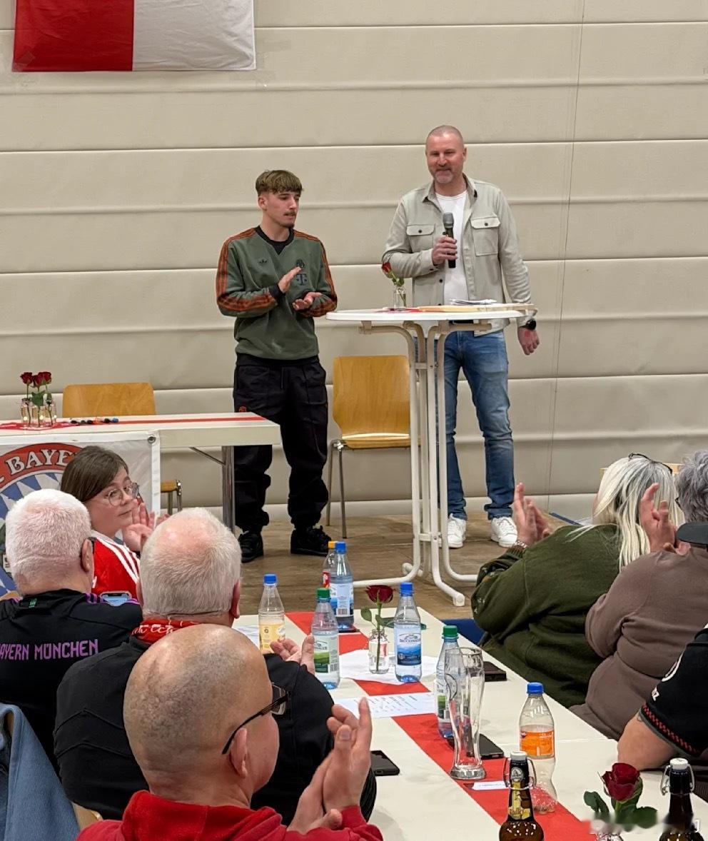 卡尔第一次作为拜仁一线队球员拜访球迷俱乐部，他所去的Burgsinn距离家乡只有