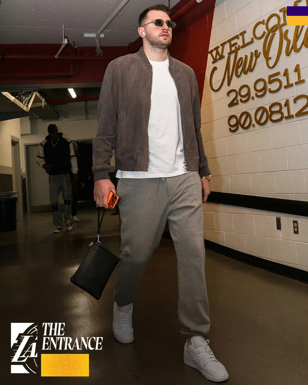 湖人球员抵达球馆，拿下三连胜。湖人vs鹈鹕