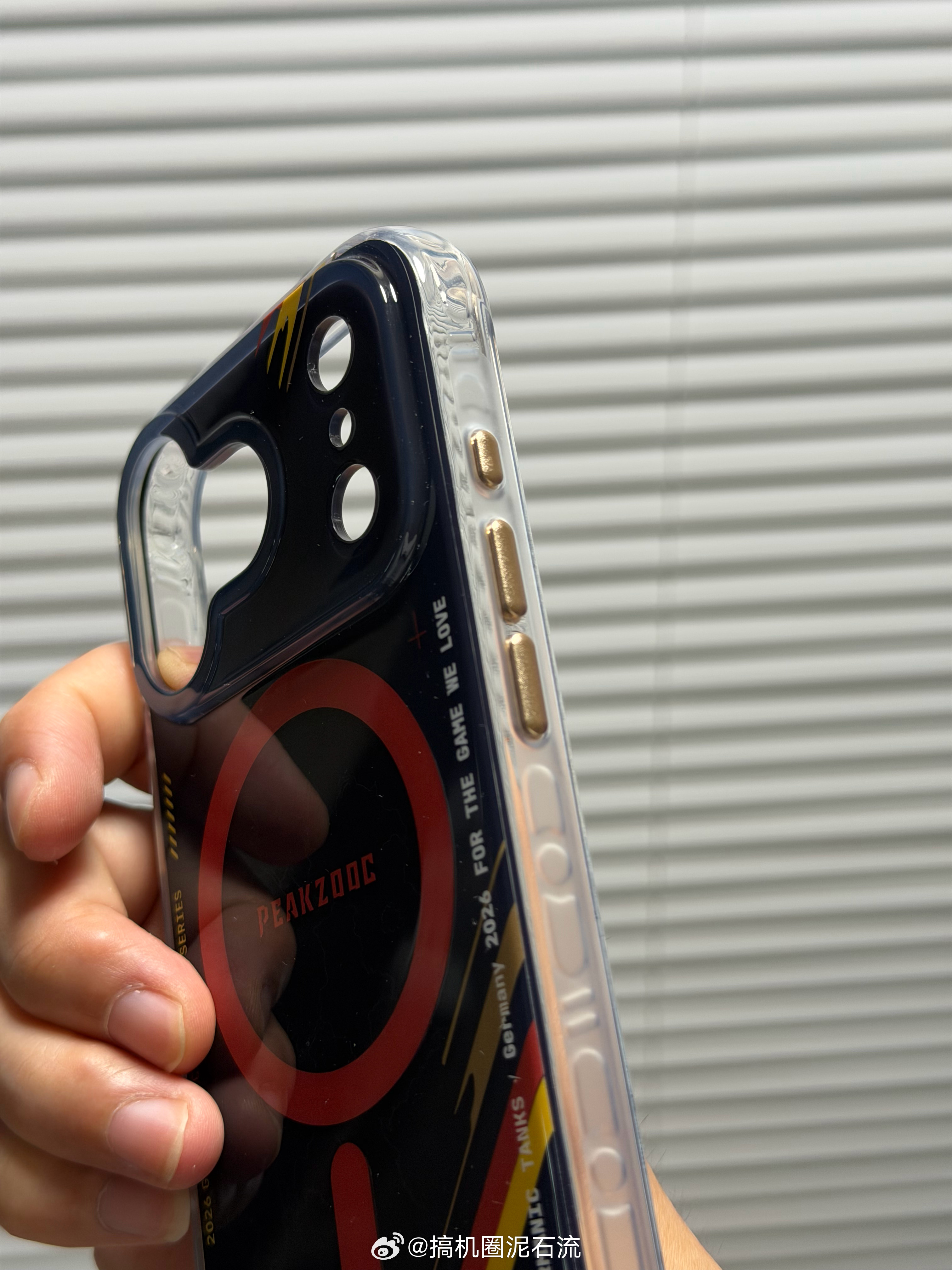 抽一个极造社世界杯主题的手机壳，我自己用的🇦🇷主题的…这个是iPhone 1