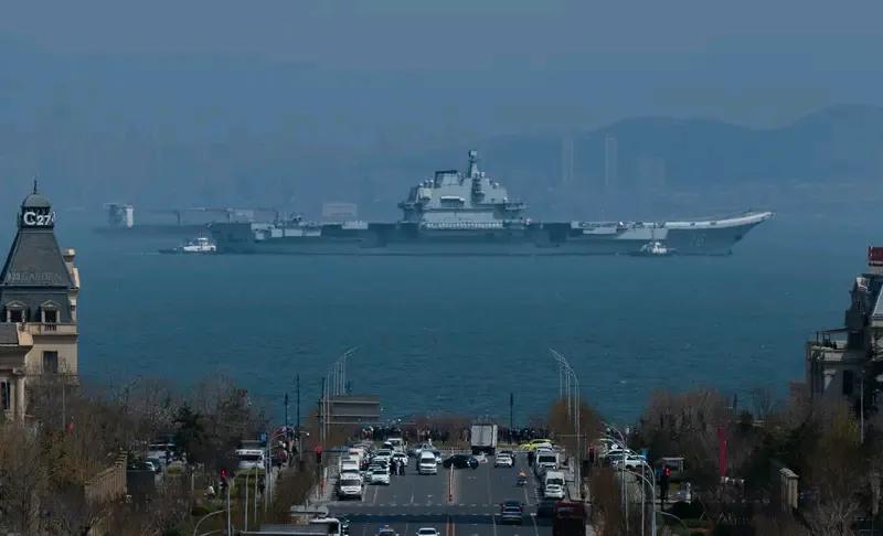 岛内热议“第四艘” 福建舰正式入列，这消息可太让人振奋了，岛内都在热议“第四艘”