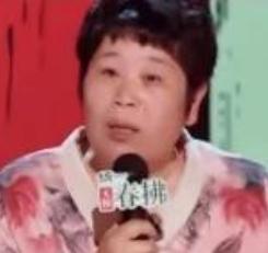 脱口秀演员房主任本名樊春丽，是来自山东乡村的草根创作者。她讲述了自己从自卑内向的