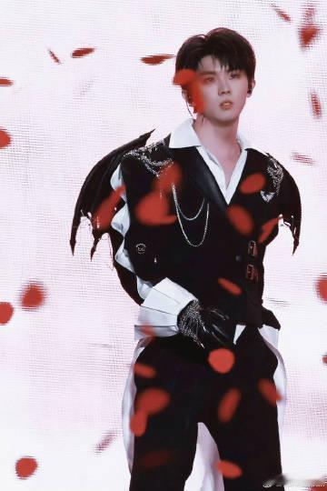 马嘉祺夜访吸血鬼新音舞台 每一首歌都承载着他对生活的感受与热爱，精彩的演绎让我坚