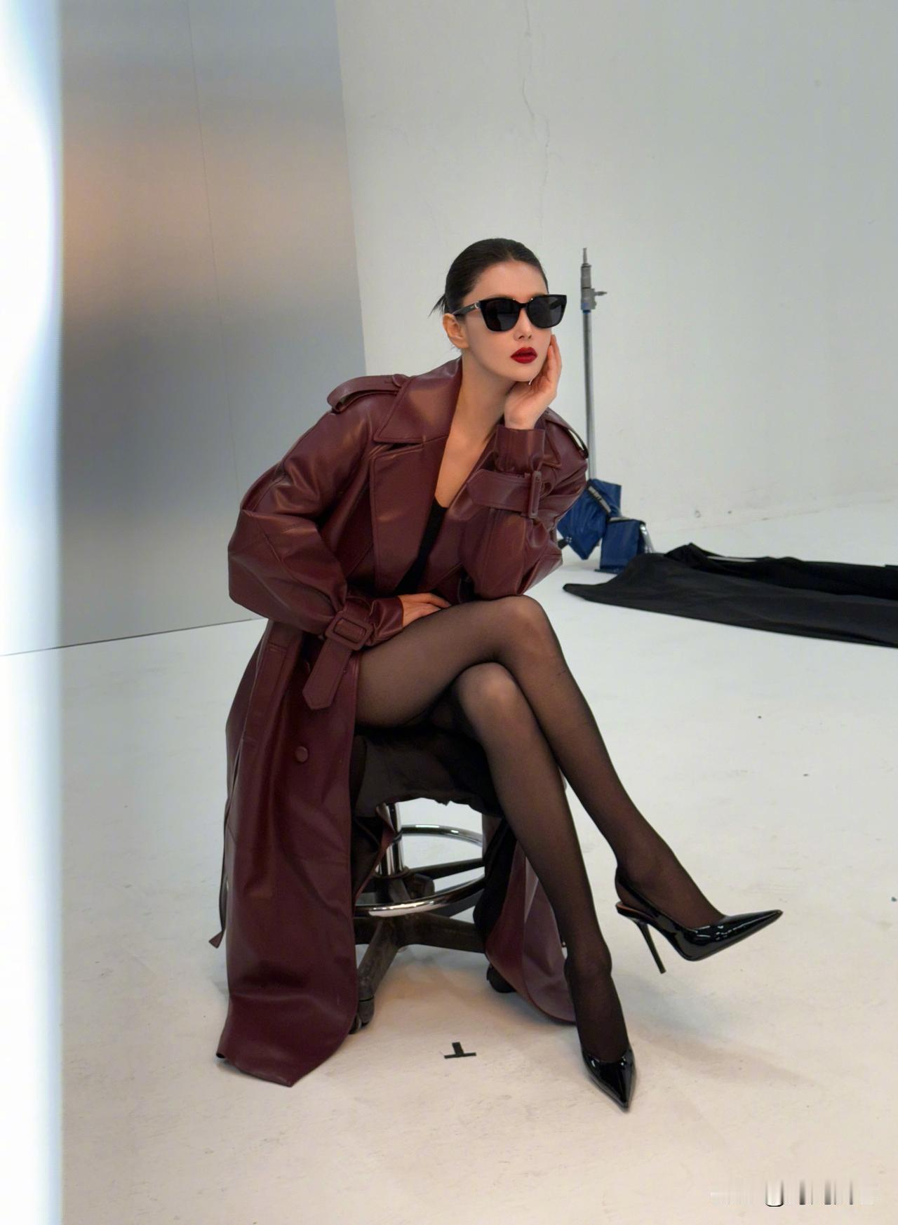 张馨予御姐范造型，气场全开，成熟稳重，风姿绰约。张馨予身材管理