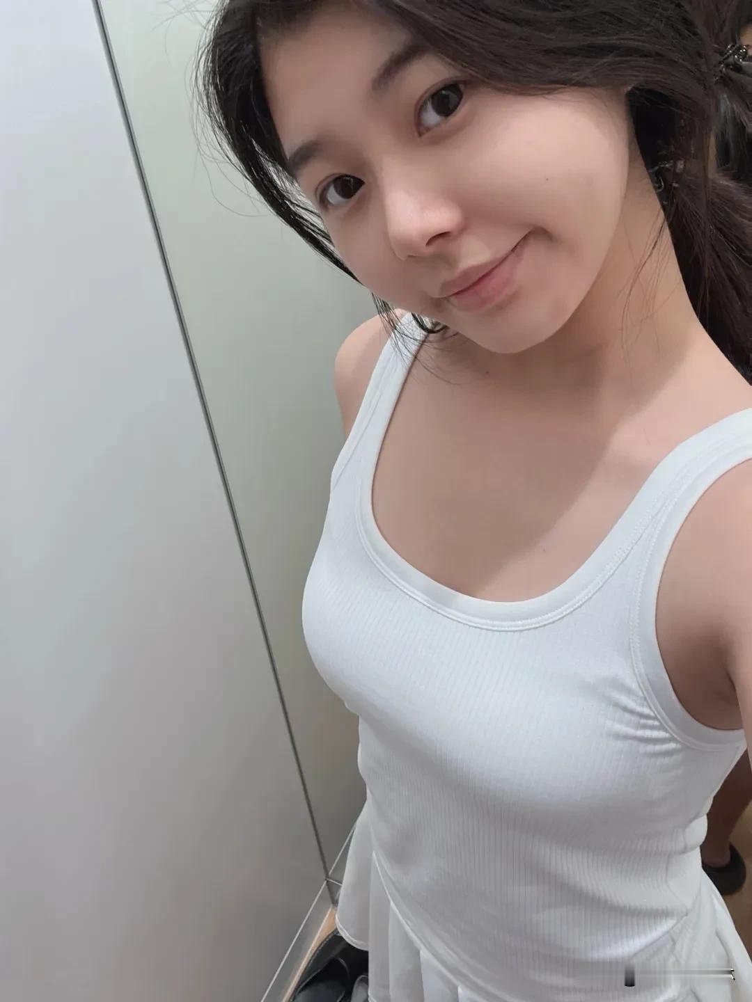 少女心，是永不褪色的浪漫底色。  
白色系穿搭、甜梦香氛，
藏在细节里的温柔力量