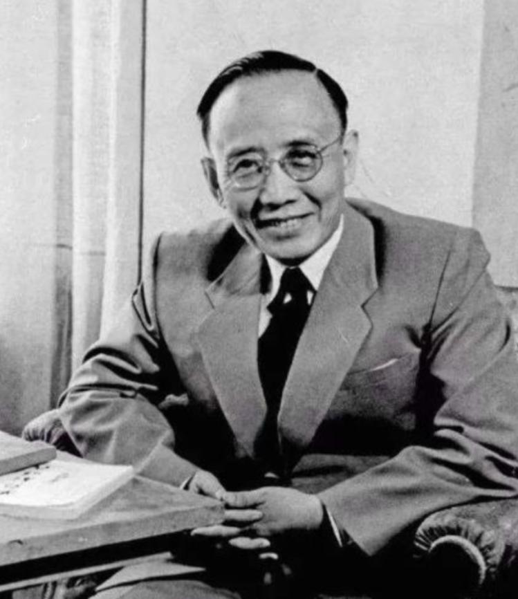 1912年洞房之夜，郭沫若见发妻太丑，拒绝同房。就在他转身要走时，发妻拉住他苦苦