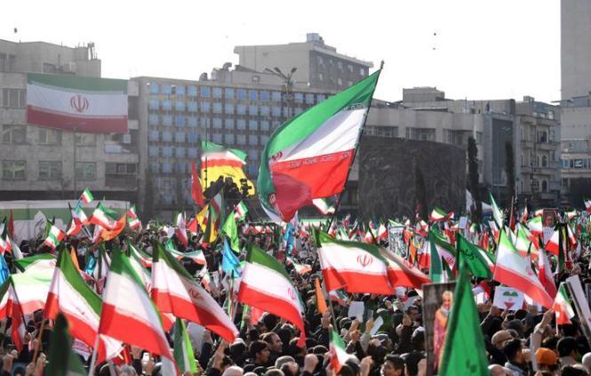 美以放狠话逼宫，封锁港口、扬言炸毁民用设施，本想逼伊朗服软妥协，谁料伊朗全民硬刚