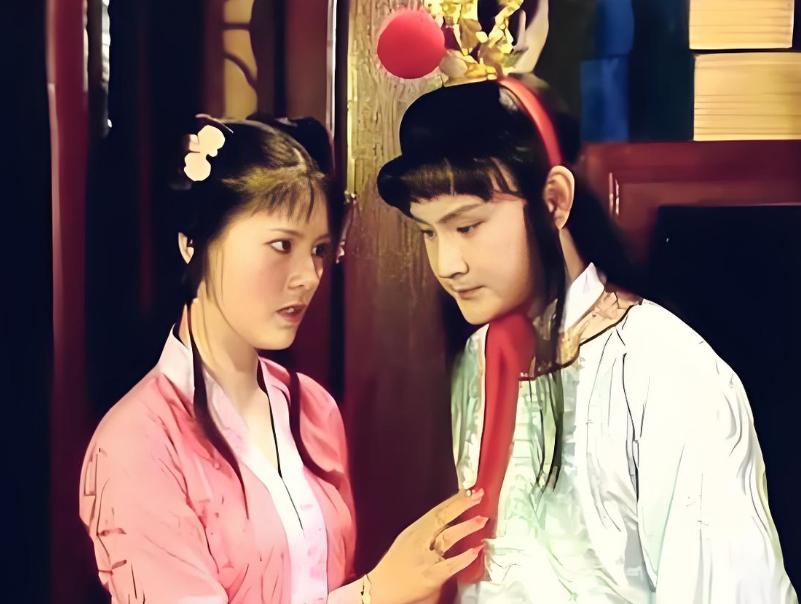 红楼梦第三十四回，宝玉挨了贾政一顿毒打，半条命都快没了。全家上下乱成一锅粥的时候