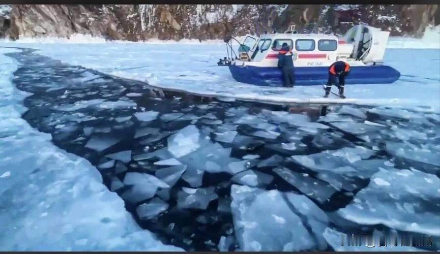 7死1逃生！贝加尔湖冰裂吞噬同胞，幸存小伙最后时刻一把拉出！

大年初四，当咱们