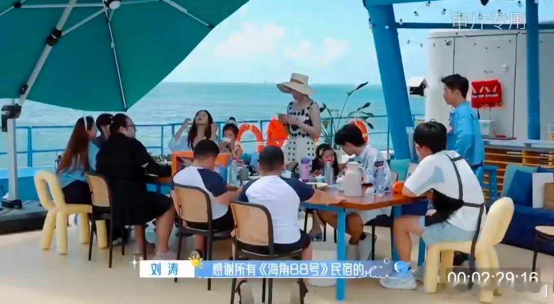 刘涛草帽造型梦回欢乐颂海角88号 时光流转，刘涛依旧惊艳！《海角88号》里的草帽