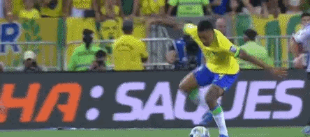 德保罗混得真惨！[捂脸]作为梅西的保镖，球未踢几脚，却连续挨两巴掌了，左一下右一