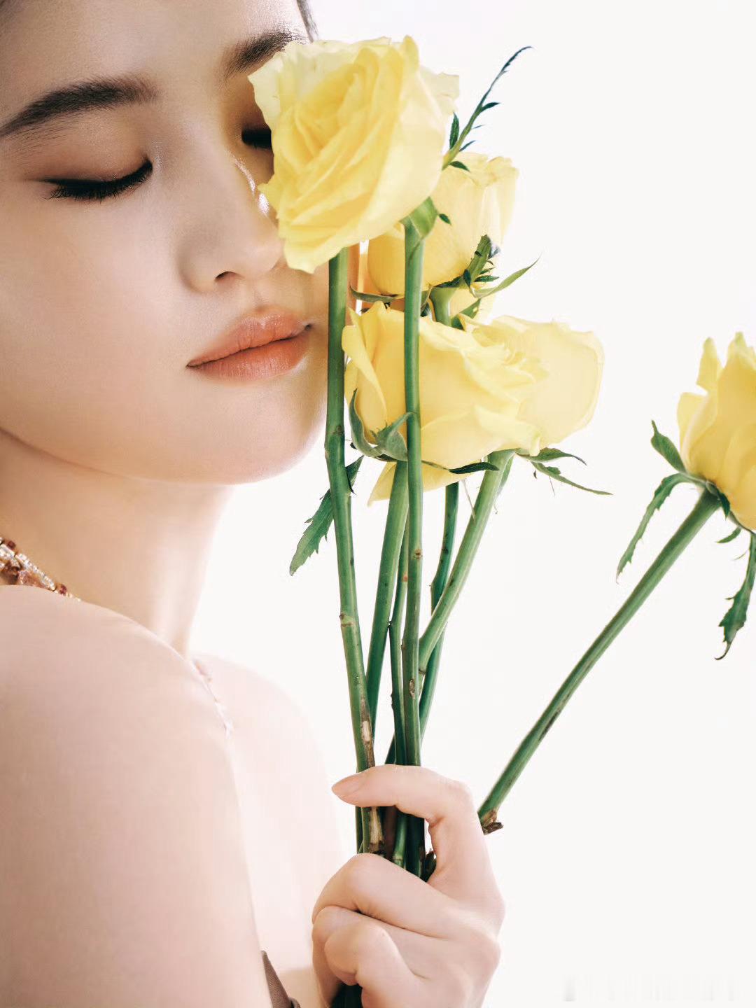 #刘亦菲梦回白秀珠#刘亦菲确实非常适合这种雍容华贵的风格，太素颜反倒没有这样好看