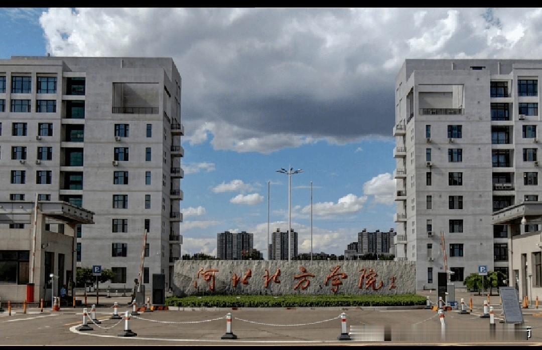 张家口医学院，上个世纪八十年代初就升格为本科院校了，结果跟张家口农高专、师专合并