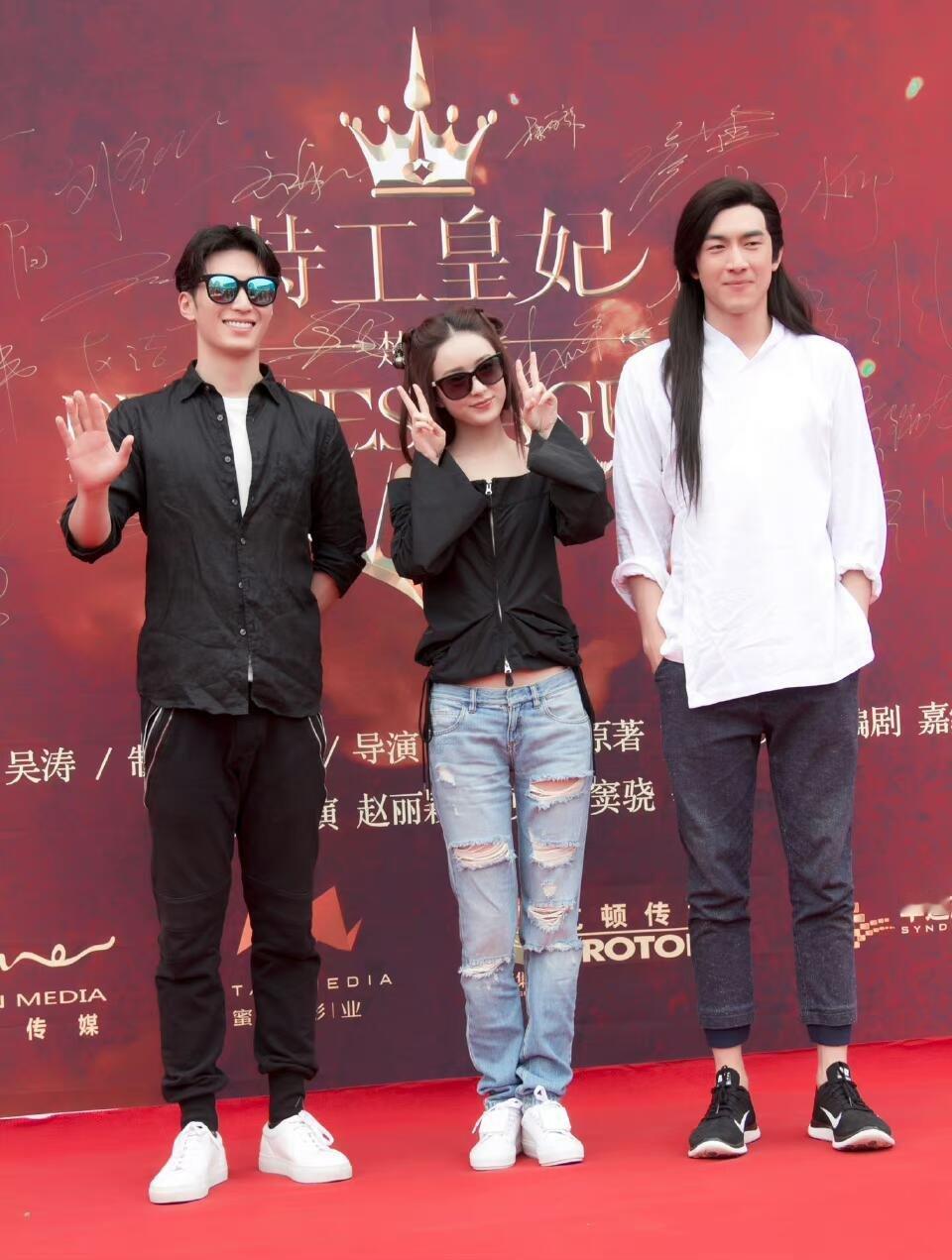 翻到了楚乔传当年的开机照，这么看那会儿的发型还挺抽象的，尤其是林更新的。 