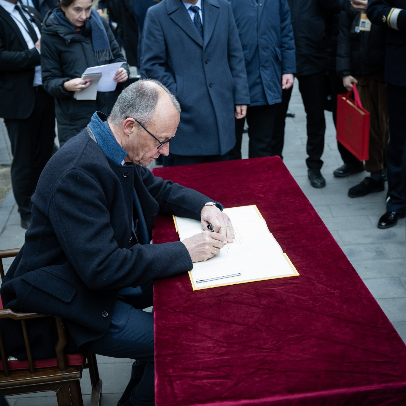 默茨参观故宫，在留言簿上写到：祝愿我们在马年里步履稳健、精力充沛、活力四射。愿马