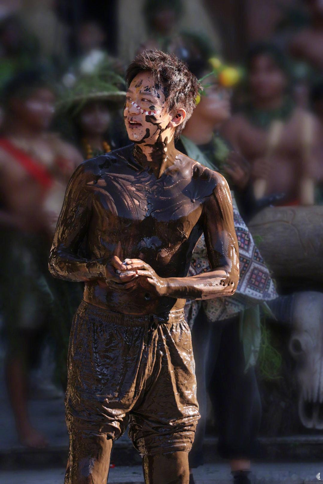 鹿晗肯定邓超身材鹿晗说邓超身材不难看 邓超摔完跤浑身是泥，还不忘跟鹿晗确认身材评