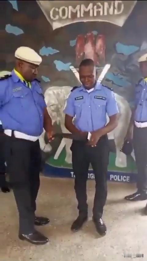 一段尼日利亚警察被开除的现场视频引发热议。画面中，涉事警员因违反警队纪律，被上级