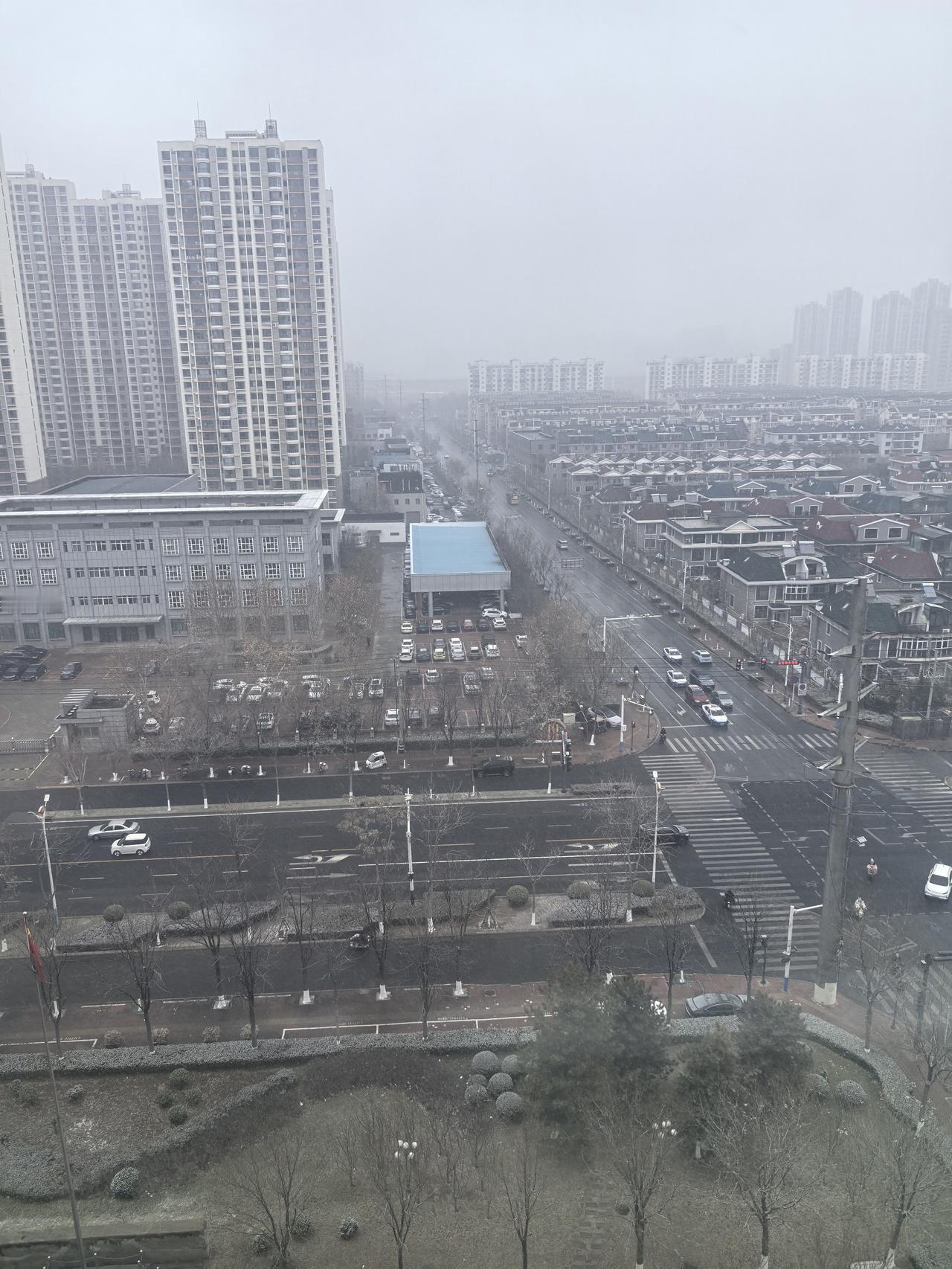 沧州也开始降雪了，这是2025年入冬以来的第一场雪，比往年来的晚了一些。忽而又想