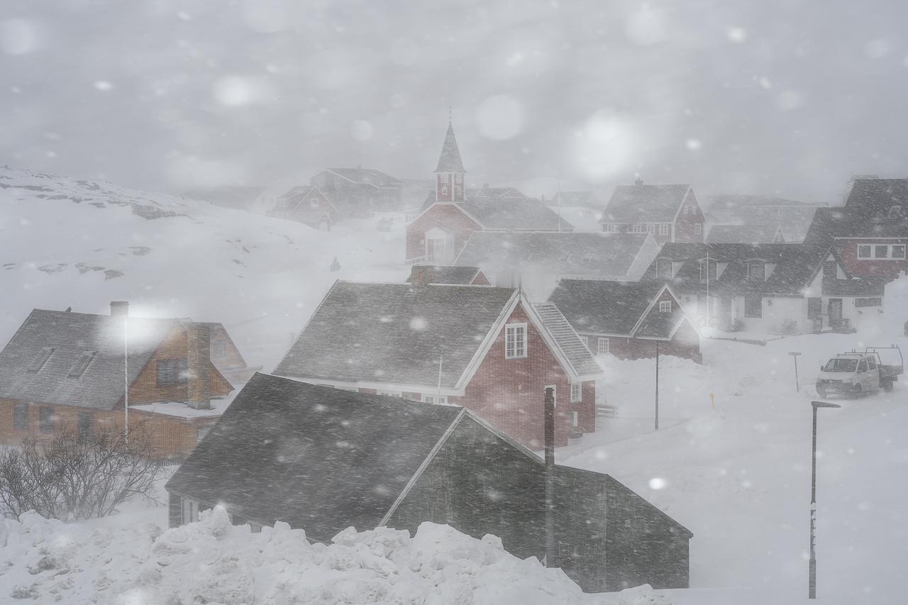 暴风雪中的格陵兰岛首都努克，厚厚的积雪覆盖路面，能见度极低。
对于摄影师而言这样