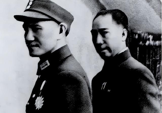 戴笠拼死保护毛主席，不是心软，是蒋介石一句话让他冷汗直流
1945年秋天的重庆，