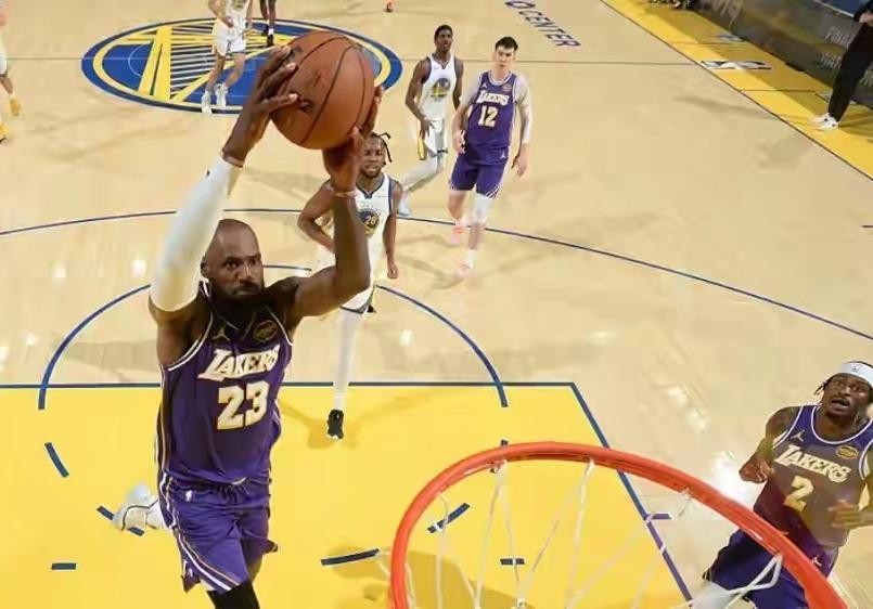 老狮王今天带领一群幼狮
力克勇士
当然勇士中最强弓箭手也没出战
狮王老了还是狮王