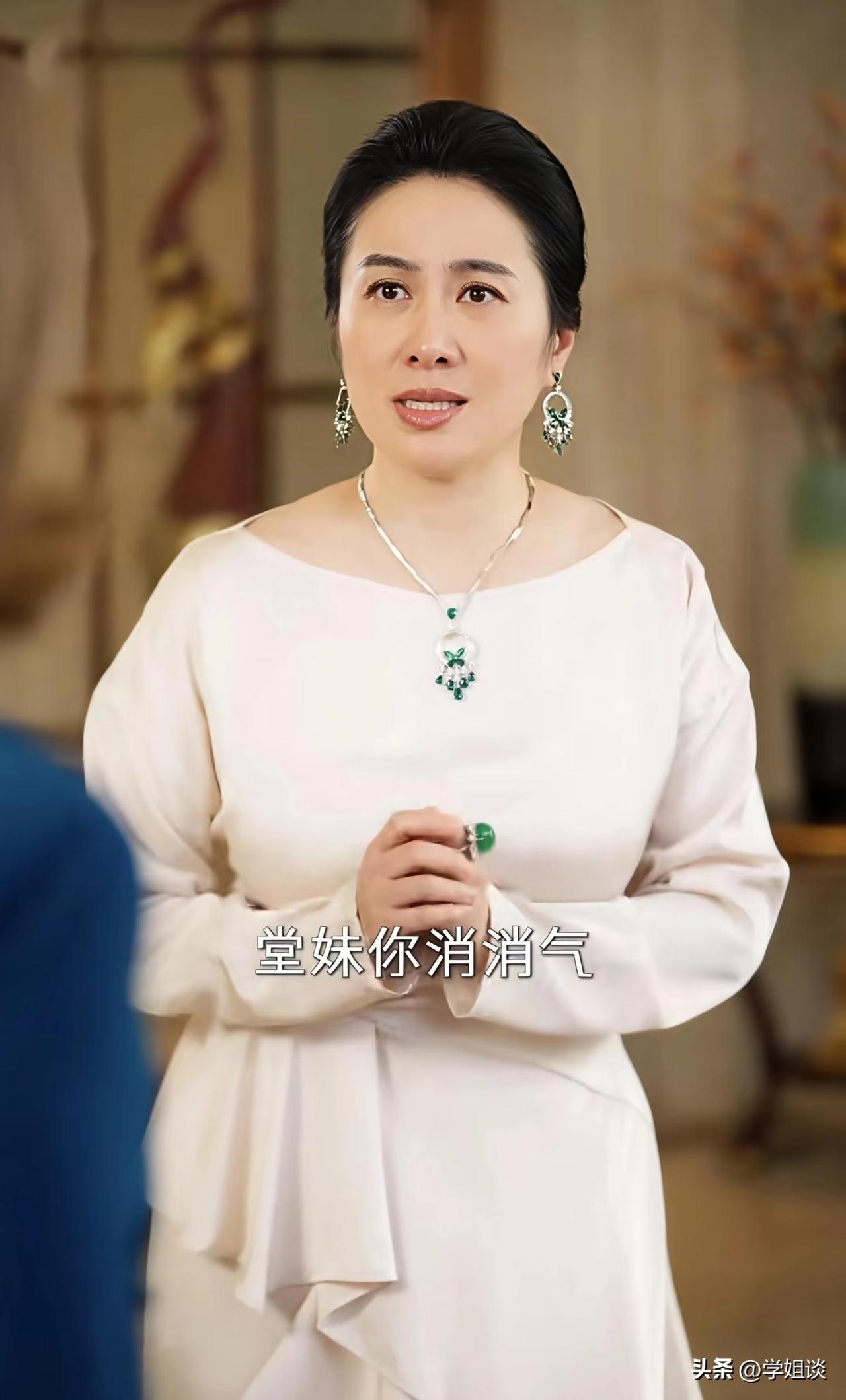 终于明白资本大佬为啥愿意给叶璇机会了，
不是因为她背景强大，也不是因为她46岁依