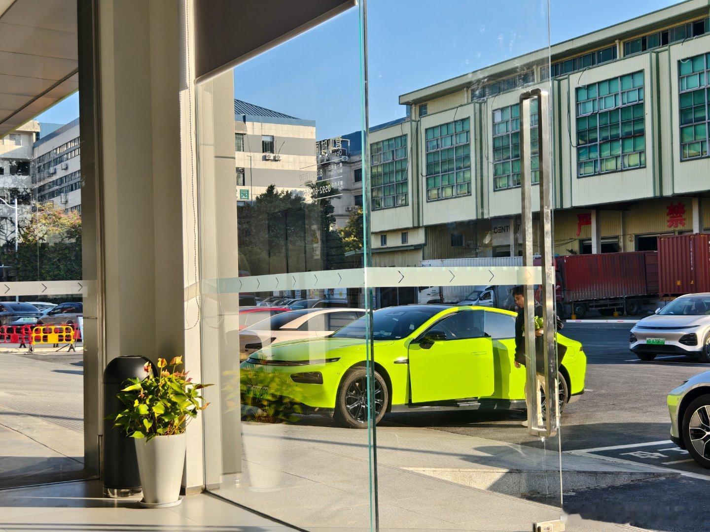 p7的腰部支撑漏气了，顶起来又塌下去，赶紧来质保下 