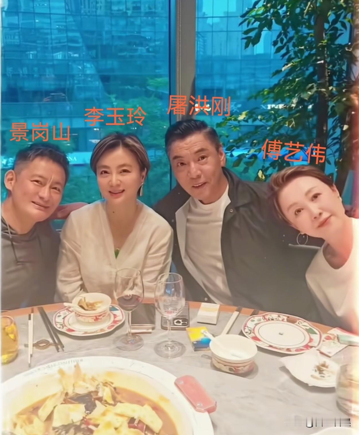 62岁傅艺伟，罕见露面！
 
5月13号，62岁的傅艺伟突然在社交账号晒出了和李