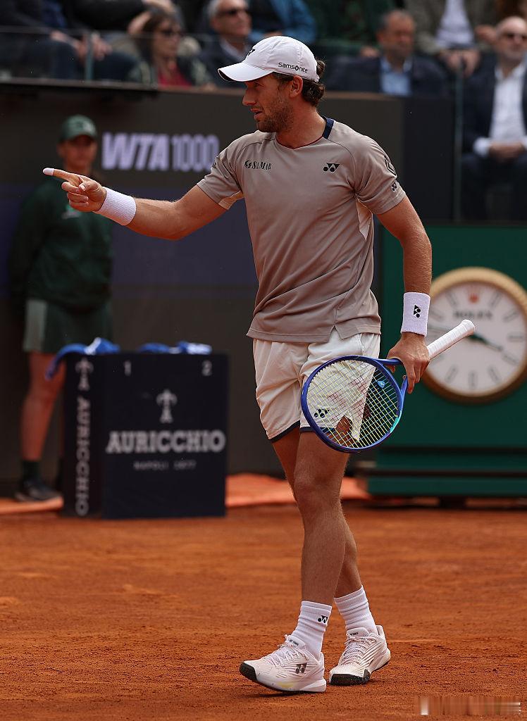 鲁德先下一盘ATP1000 罗马大师赛半决赛，鲁德以6-1赢下首盘，大比分1-0