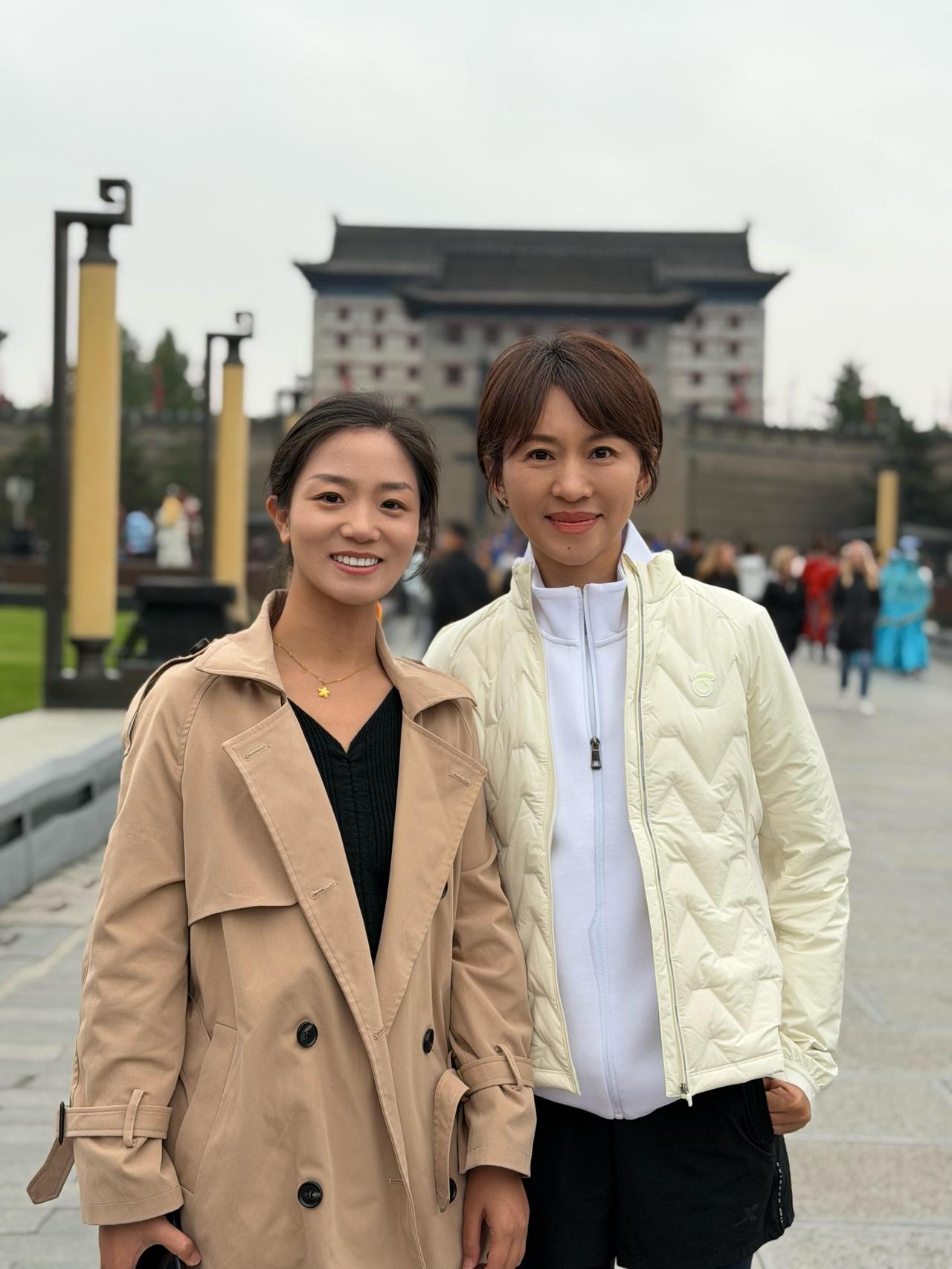 四十岁前后，身处《新闻联播》事业巅峰的欧阳夏丹，历经亲人病痛与生离死别，完成人生