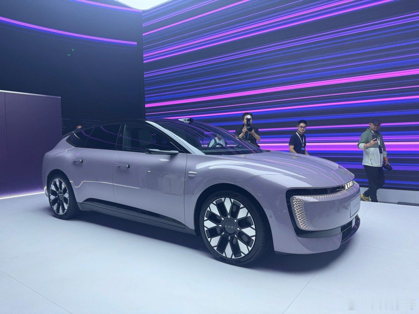 全新奥迪E5 Sportback，无框车门溜背造型（风阻0.25Cd），发光AU