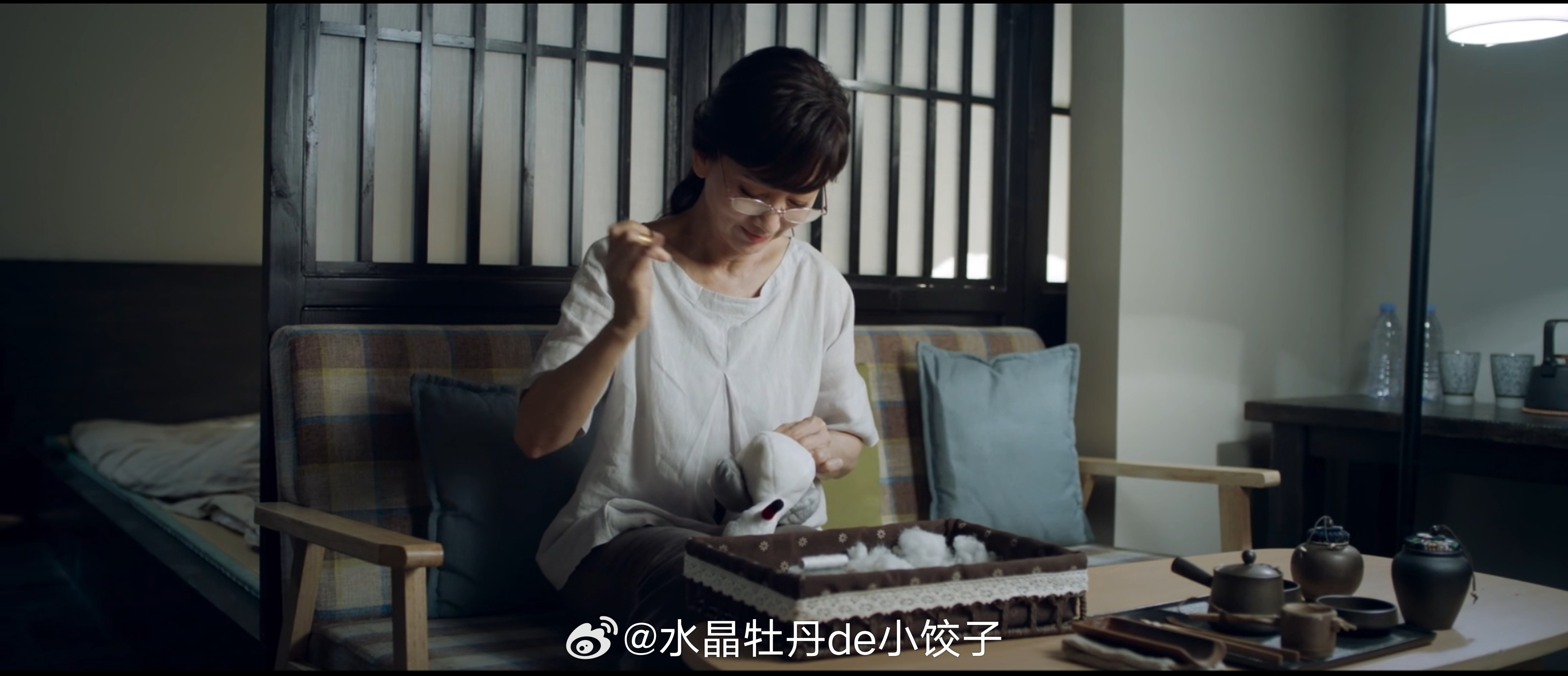 这个带老花镜缝衣服就脑补吧~ 