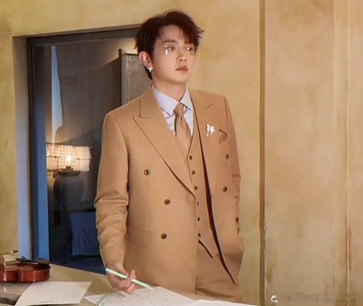 颜人中撞破孟宴臣苏感结界！简约穿搭藏着内敛锋芒，清冷气质复刻“克己复礼”的高级感