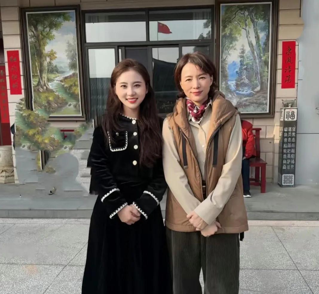 董卿大年初二现身江苏走亲戚，身边没人录像，也没人直播，就简简单单和亲人吃饭聊天，