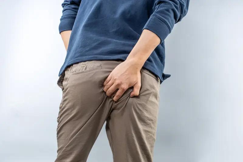 肛门不适可别不当回事，说不定是癌症信号。就像54岁的老李，肛周瘙痒、排便带血，他