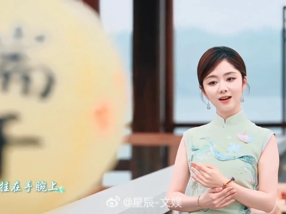 央视镜头下的谭松韵好美谭松韵把彩绳挂手腕上 央视镜头太考验人了，但她扛住了！旗袍