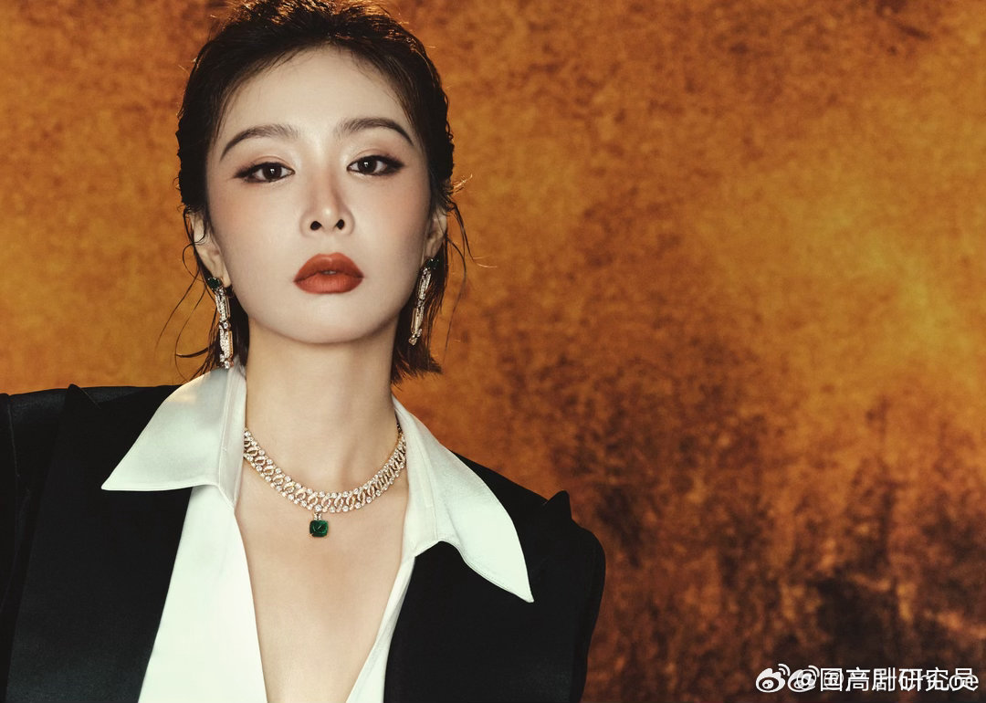高叶的高是气场高的高高叶背头气场这组背头造型太适合高叶，发丝一丝不苟向后梳理，线