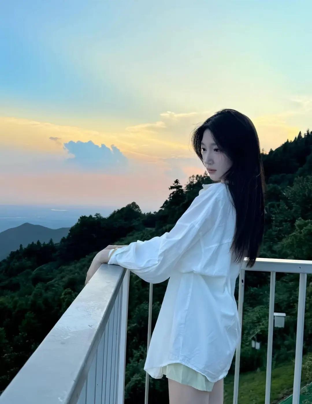 山顶黄昏氛围感
🌇山顶看一场橘色落日
晚风、群山和渐变晚霞
站在栏杆边，氛围感