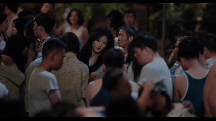 陈飞宇吃到了身高的红利被《纯真年代的爱情》狠狠治愈！陈飞宇身高红利拉满，人海相拥