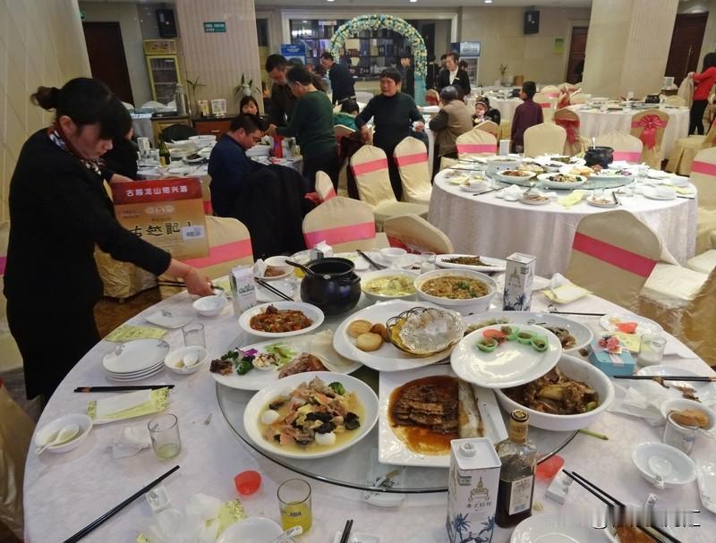 平时吃饭是不是一人请一次，这得具体看情况。要是和亲密好友，轮流请客很合适。大家经