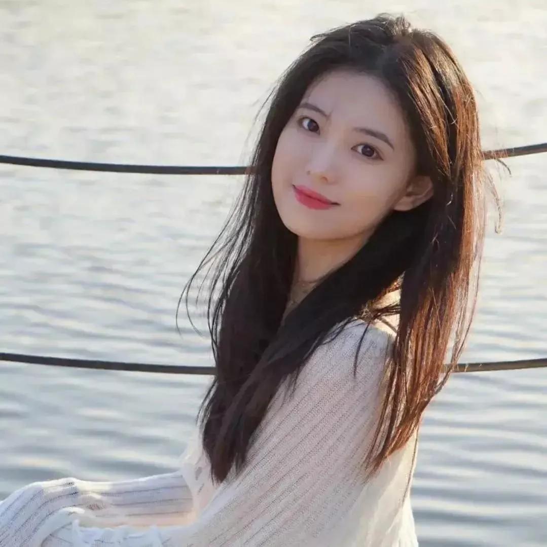 阳光下的甜美少女，自然光下的温柔瞬间少女感笑容 少女感微笑女孩 阳光白裙少女 阳