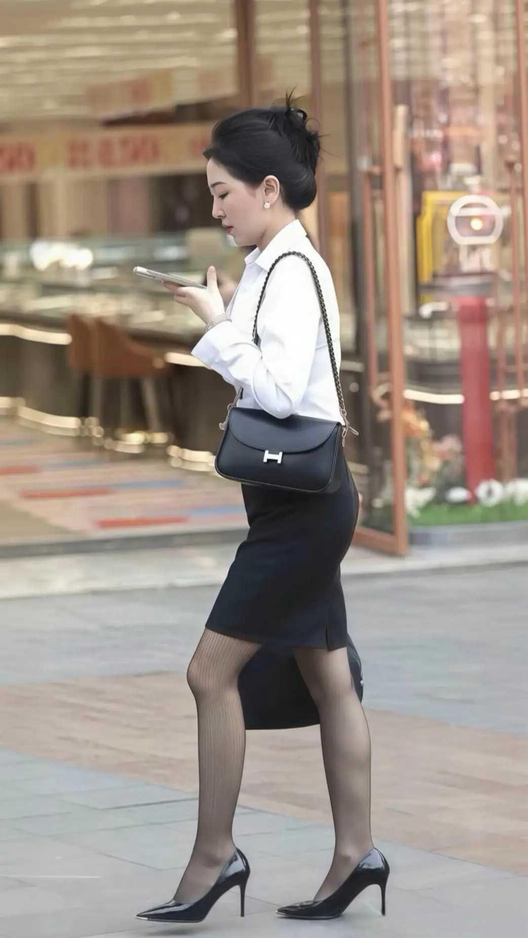 职业装黑白搭配，经典好看不过时！
职业装黑白搭配，经典好看不过时！