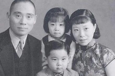 1938年，顾祝同瞒着妻子许文蓉在外养小妾，并把小妾肚子搞大，许文蓉知道后，不哭