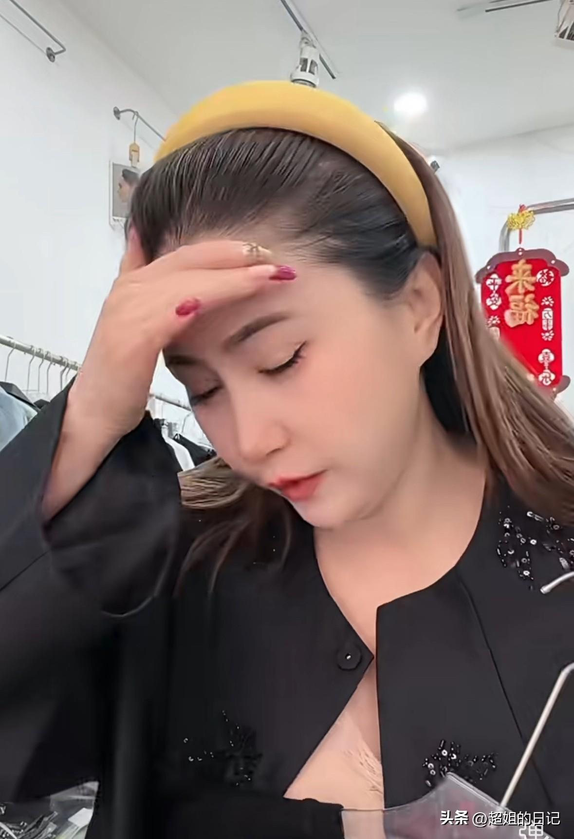 当时她正在直播，本来挺开心的，突然看到她面部扭曲，同时说“哎呀，疼，供血不足，哎