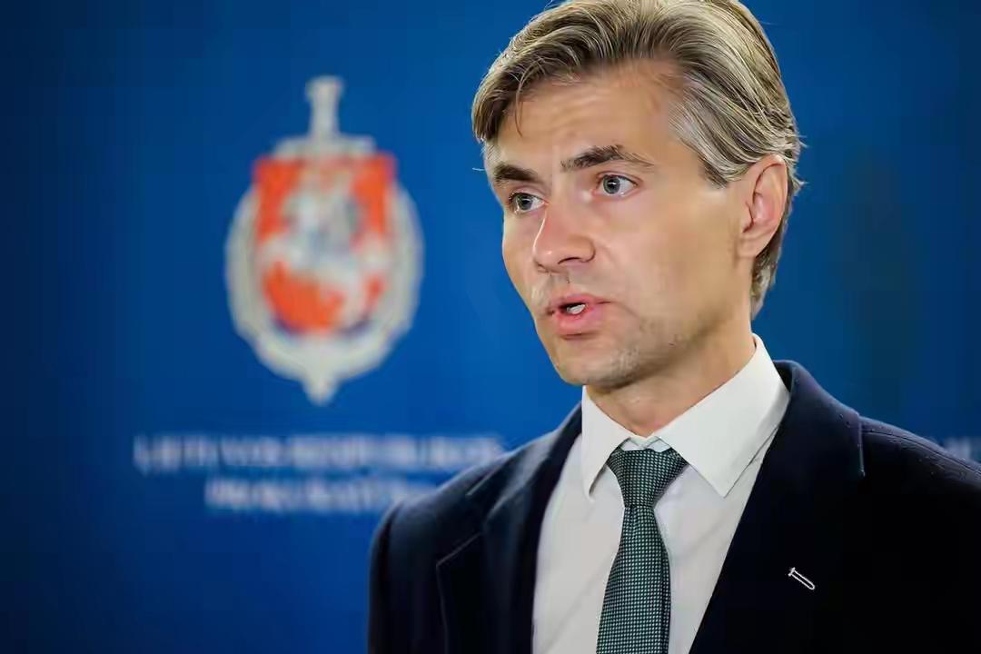 立陶宛玩火，被俄罗斯警告后秒怂

5月下旬，立陶宛外长布德里斯在欧洲媒体上扬言，