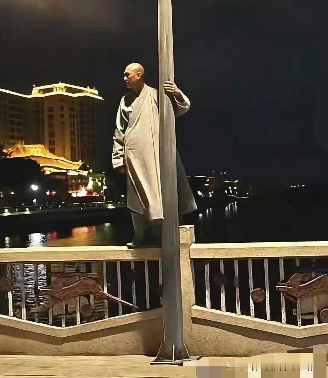 测一下扶灯大师在哪里？

卦看现在沉入河底了，河底也就他一个人，原本是一个比较老