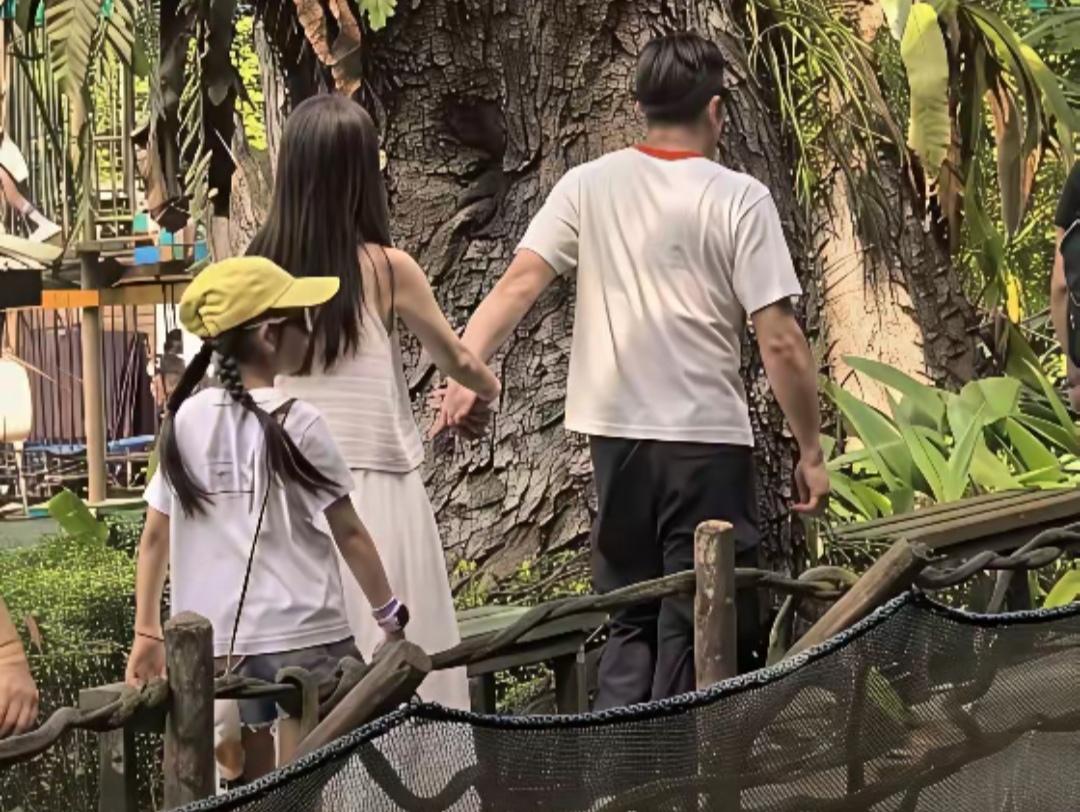 父母恩爱是家庭的守护，亏妻者百财不入。郭富城60多岁了，带着方媛和孩子们一起游玩