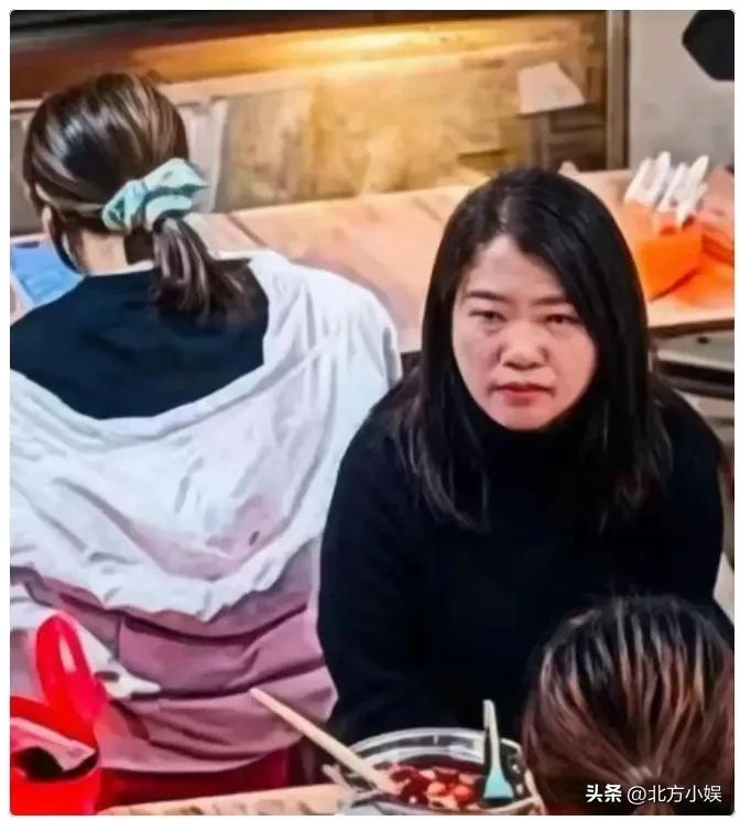 泼汤女又爆出新瓜，原来她对面坐的人不是她的朋友，是她的女儿。
事件起因只是因为白